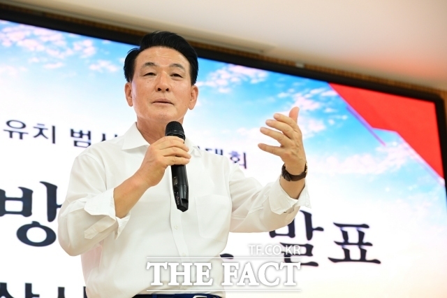 백성현 논산시장이 26일 시청 회의실에서 열린 '한국국방연구원 논산 유치 범시민 결의대회'에서 인사말을 하고 있다. /논산시