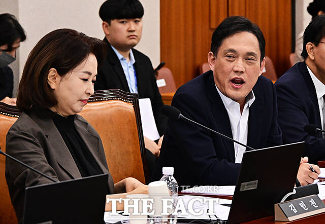 김태규 국민의힘 의원(왼쪽)이 26일 오전 서울 여의도 국회에서 열린 법제사법위원회 전체회의에 참석해 서영교 법사위원장을 향해 고함을 치고 있다. /국회=배정한 기자