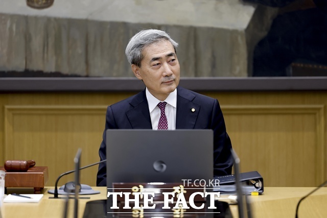 신현송 한국은행 총재가 지난달 16일 오전 서울 중구 한국은행에서 금융통화위원회 본회의를 주재하고 있다. /사진공동취재단
