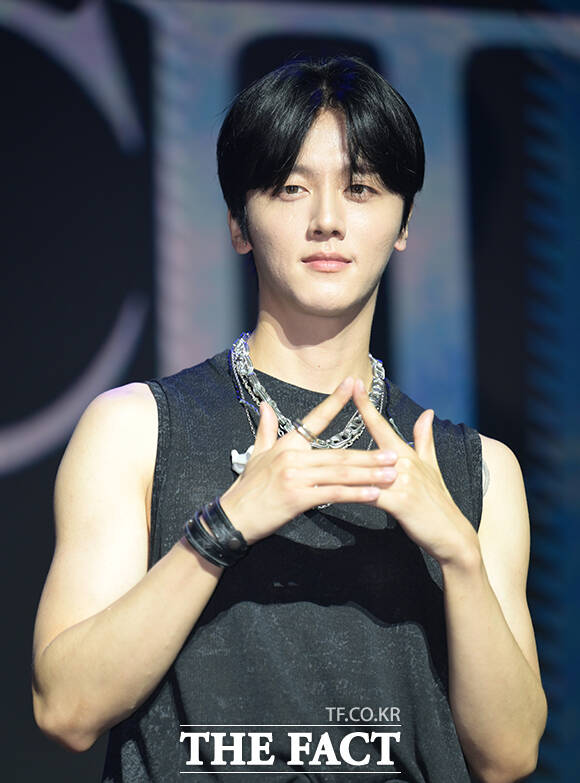 그룹 SF9 인성과 휘영, 영빈, 찬희, 다원, 재윤(왼쪽부터)이 26일 오후 서울 마포구 큐브컨벤션센터에서 열린 정규 2집 발매 쇼케이스에 참석해 포즈를 취하고 있다. /박헌우 기자