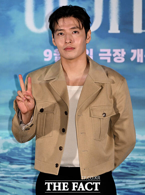 안재훈 감독(왼쪽 네 번째)이 26일 오후 서울 용산구 CGV 용산 아이파크몰에서 열린 영화 '아가미' 언론배급시사회 및 기자간담회에 참석해 취재진의 질문에 답하던 중 웃음을 터뜨리고 있다. 왼쪽부터 배우 김선영, 유재명, 강하늘, 안 감독. /박상민 기자