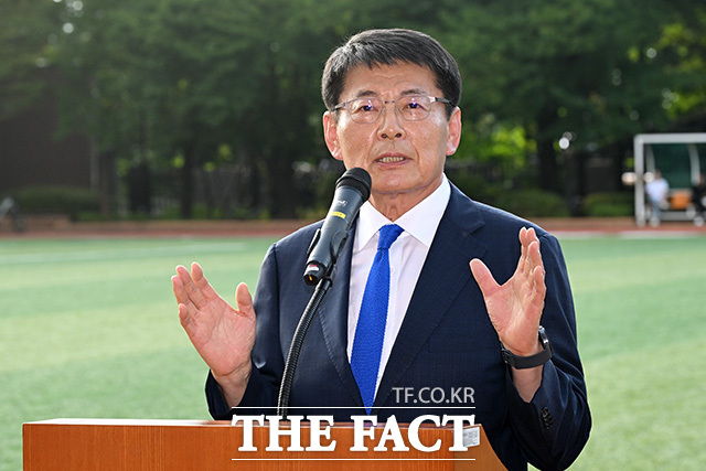 취임사 하는 서삼석 국회의원 축구연맹 회장.