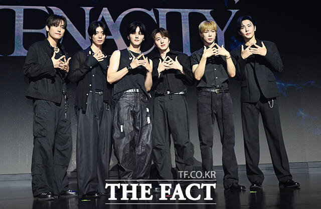 그룹 SF9 인성과 휘영, 영빈, 찬희, 다원, 재윤(왼쪽부터)이 26일 오후 서울 마포구 큐브컨벤션센터에서 열린 정규 2집 발매 쇼케이스에 참석해 포즈를 취하고 있다. /박헌우 기자