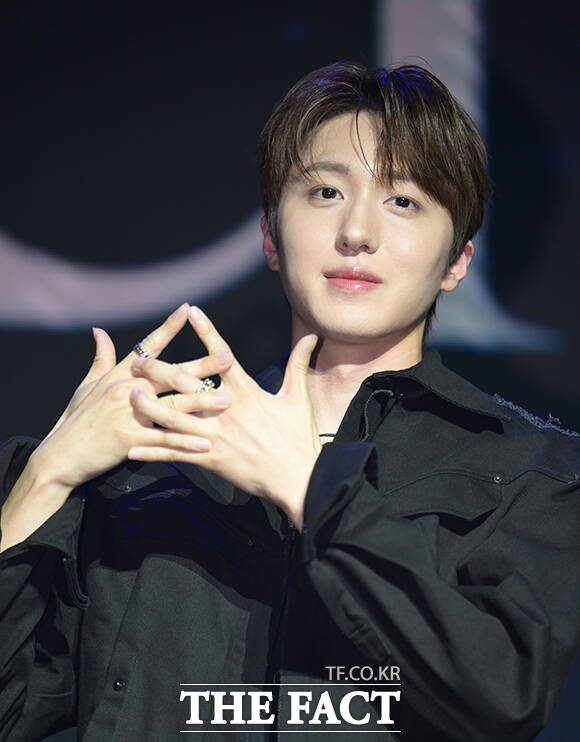 그룹 SF9 인성과 휘영, 영빈, 찬희, 다원, 재윤(왼쪽부터)이 26일 오후 서울 마포구 큐브컨벤션센터에서 열린 정규 2집 발매 쇼케이스에 참석해 포즈를 취하고 있다. /박헌우 기자