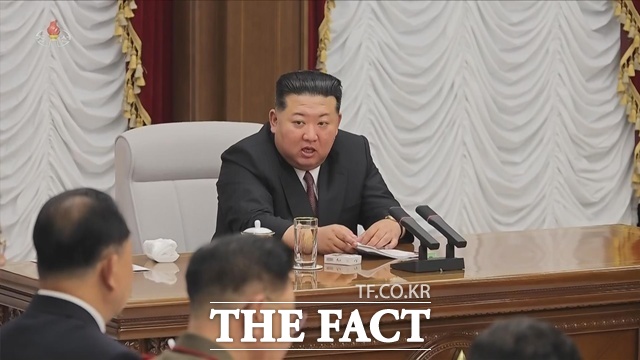 김정은 북한 국무위원장이 노동당 정치국 확대회의를 주재하고 5개년 계획의 올해 목표 달성을 위한 정책 과제와 경제사업 성과를 점검했다. 사진은 지난달 9일 당 중앙군사위원회 제9기 제1차 확대회의 모습. /뉴시스. 조선중앙TV 갈무리.
