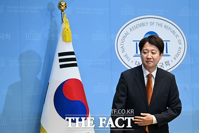 이준석 개혁신당 대표가 26일 오전 서울 여의도 국회 소통관에서 당대표 사퇴 관련 기자회견을 열고 입장을 밝힌 뒤 이동하고 있다. /남용희 기자