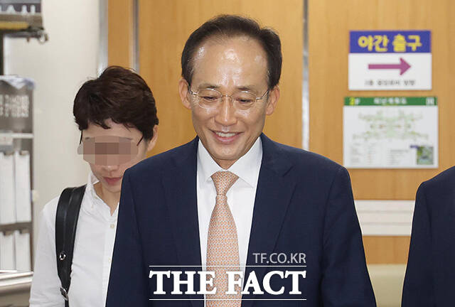 12·3 비상계엄 당시 국회의 계엄 해제 표결을 방해한 혐의를 받는 추경호 대구시장이 26일 오전 서울 서초구 서울중앙지방법원에서 열린 내린중요임무종사 혐의 공판에 출석하고 있다. /박헌우 기자