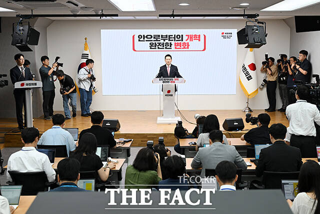 취임 1주년 기자회견 열고 발언하는 장동혁 대표.