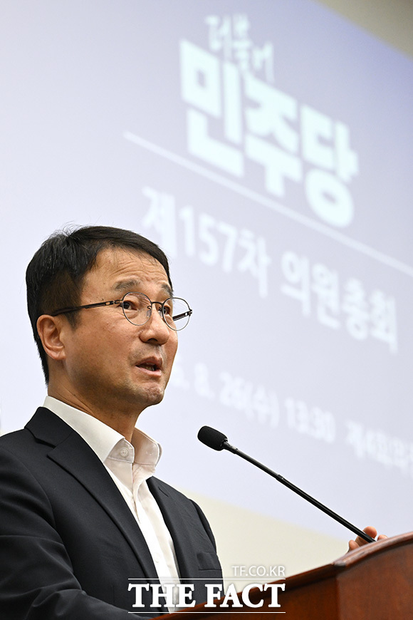 '이진숙 제명, 국민의힘 동참하라' 손피켓 들어보이는 민주당.