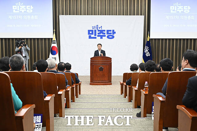 '이진숙 제명, 국민의힘 동참하라' 손피켓 들어보이는 민주당.