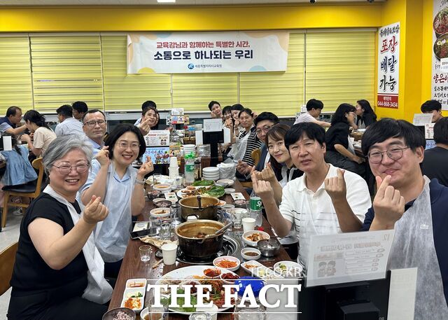 강미애 세종시교육감이 청내 한 부서의 직원들과 식사를 하며 소통 간담회를 갖고 있다. /세종시교육청