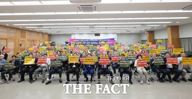 논산시가 26일 시청 회의실에서 기관·사회단체 관계자와 시민 등 200여 명이 참석한 가운데 '한국국방연구원 논산 유치 범시민 결의대회'를 열었다. /논산시