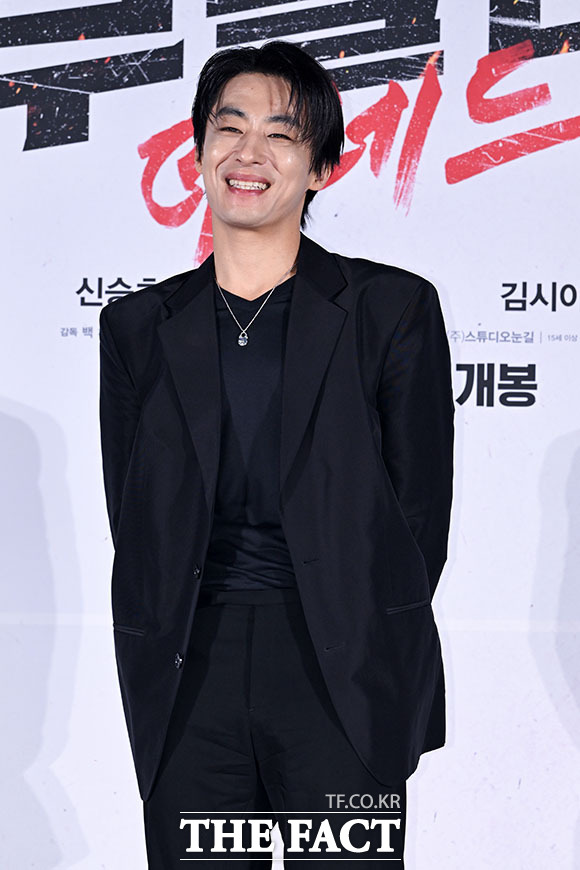 배우 구교환이 26일 오전 서울 광진구 롯데시네마 건대입구에서 열린 영화 ‘부활남: 더 레드’ 제작보고회에 참석해 포즈를 취하고 있다. /서예원 기자