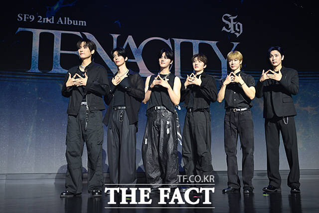 그룹 SF9 인성과 휘영, 영빈, 찬희, 다원, 재윤(왼쪽부터)이 26일 오후 서울 마포구 큐브컨벤션센터에서 열린 정규 2집 발매 쇼케이스에 참석해 포즈를 취하고 있다. /박헌우 기자