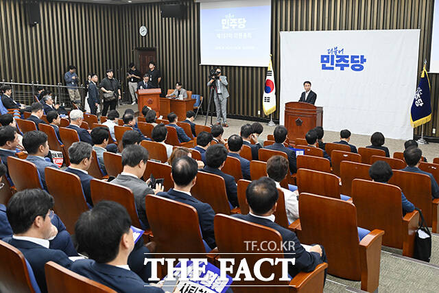 '이진숙 제명, 국민의힘 동참하라' 손피켓 들어보이는 민주당.