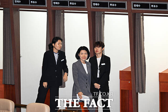 여당 의석 응시하며 이동하는 이진숙 의원.