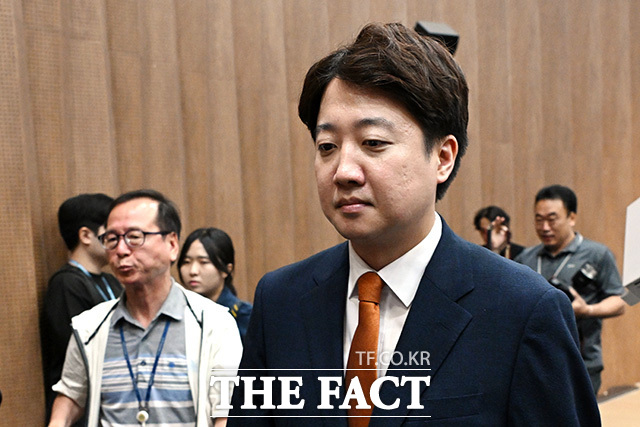 당대표 사퇴 관련 기자회견 열고 입장 밝히는 이준석 대표.