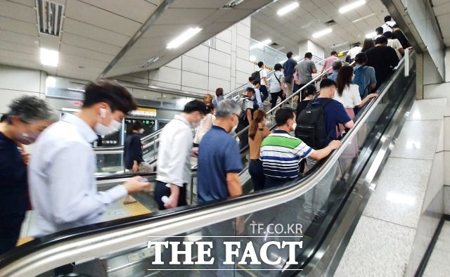 전문가는 한 줄 서기로 하중이 에스컬레이터 한쪽에 집중되면 부품 수명과 고장 가능성에 영향을 줄 수 있다고 지적했다. /더팩트 DB