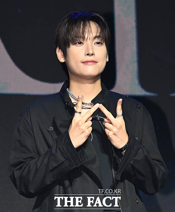 그룹 SF9 인성과 휘영, 영빈, 찬희, 다원, 재윤(왼쪽부터)이 26일 오후 서울 마포구 큐브컨벤션센터에서 열린 정규 2집 발매 쇼케이스에 참석해 포즈를 취하고 있다. /박헌우 기자