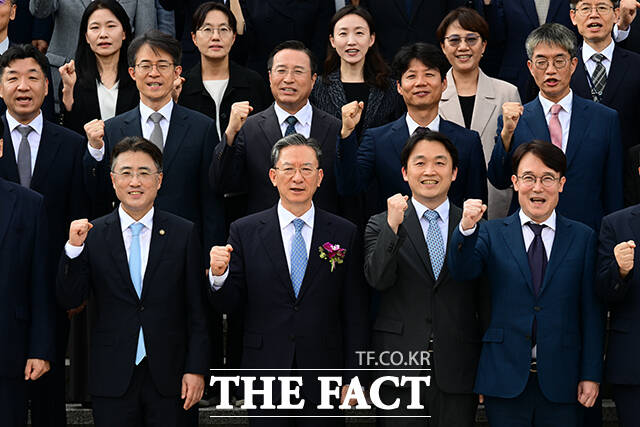정성호 장관이 이임식을 마친 후 진행된 기념촬영에서