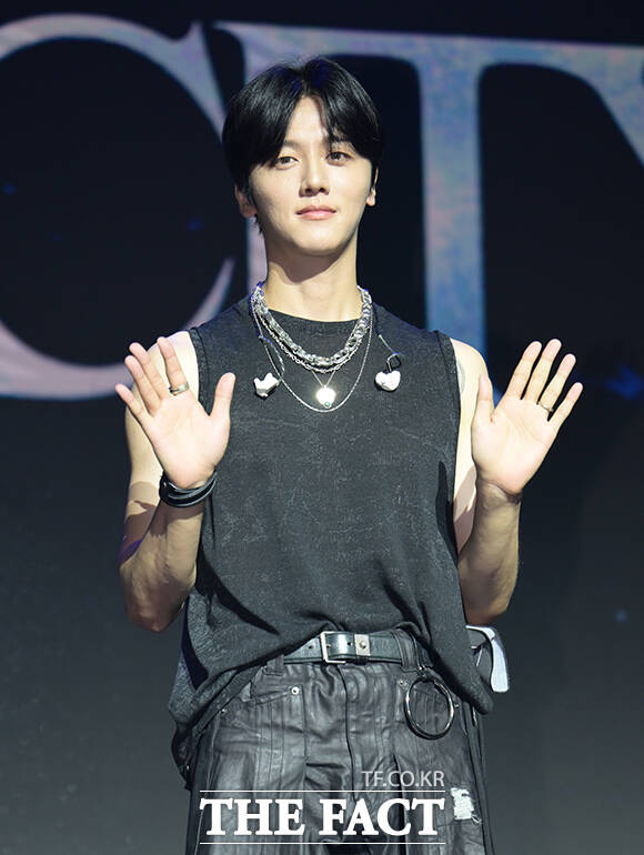 그룹 SF9 인성과 휘영, 영빈, 찬희, 다원, 재윤(왼쪽부터)이 26일 오후 서울 마포구 큐브컨벤션센터에서 열린 정규 2집 발매 쇼케이스에 참석해 포즈를 취하고 있다. /박헌우 기자