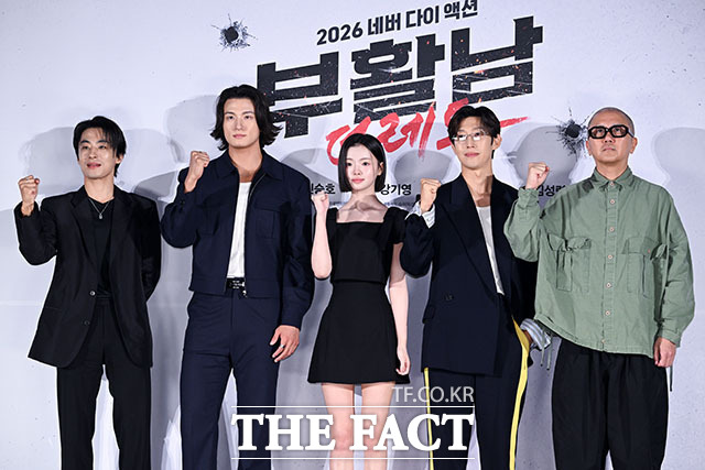 배우 구교환과 신승호, 김시아, 강기영, 백종열 감독(왼쪽부터)이 26일 오전 서울 광진구 롯데시네마 건대입구에서 열린 영화 ‘부활남: 더 레드’ 제작보고회에 참석해 포즈를 취하고 있다. /서예원 기자