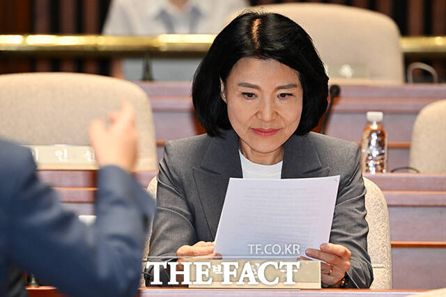 이진숙 국민의힘 의원이 26일 오후 서울 여의도 국회에서 열린 의원총회에 참석하고 있다. /국회=배정한 기자