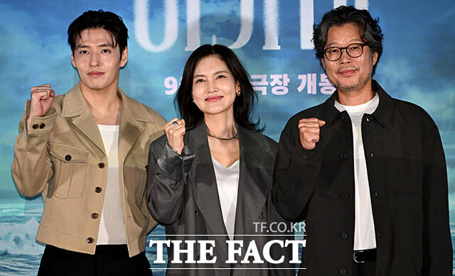 안재훈 감독(왼쪽 네 번째)이 26일 오후 서울 용산구 CGV 용산 아이파크몰에서 열린 영화 '아가미' 언론배급시사회 및 기자간담회에 참석해 취재진의 질문에 답하던 중 웃음을 터뜨리고 있다. 왼쪽부터 배우 김선영, 유재명, 강하늘, 안 감독. /박상민 기자