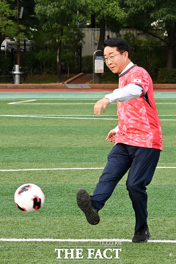 시축하는 조 의장.