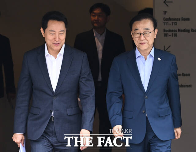 서울시가 정부의 용산공원 내 주택공급 방침 철회를 전제로 보전가치가 낮은 일부 그린벨트 해제를 검토할 수 있다는 입장을 내놨다. 사진은 김윤덕 국토교통부 장관(오른쪽)과 오세훈 서울시장이 26일 오전 서울 중구 달개비에서 주택공급 관련 2차 회동을 마친 뒤 나서고 있는 모습. /이새롬 기자