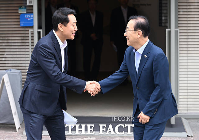 김윤덕 국토교통부 장관(오른쪽)과 오세훈 서울시장이 26일 오전 서울 중구 달개비에서 주택공급 관련 2차 회동을 마친 뒤 악수하고 있다. /이새롬 기자