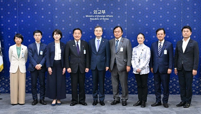 조현 외교부 장관(오른쪽에서 다섯 번째)은 26일 일본 의원들과 만나 