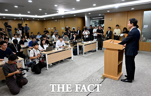 오세훈 서울시장이 26일 오전 서울 중구 서울시청 브리핑룸에서 김윤덕 국토교통부 장관과의 주택공급 관련 2차 회동에 대한 입장을 밝히고 있다. /박상민 기자
