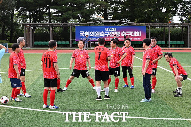 축구공 하나로 뭉친 여야 의원들.