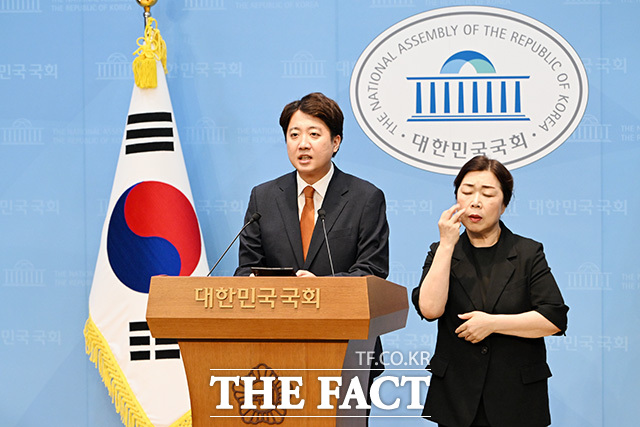 당대표 사퇴 관련 기자회견 열고 입장 밝히는 이준석 대표.