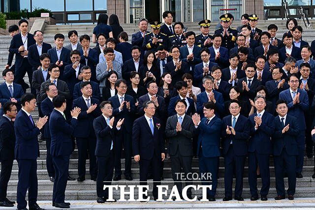 정성호 장관이 이임식을 마친 후 진행된 기념촬영에서
