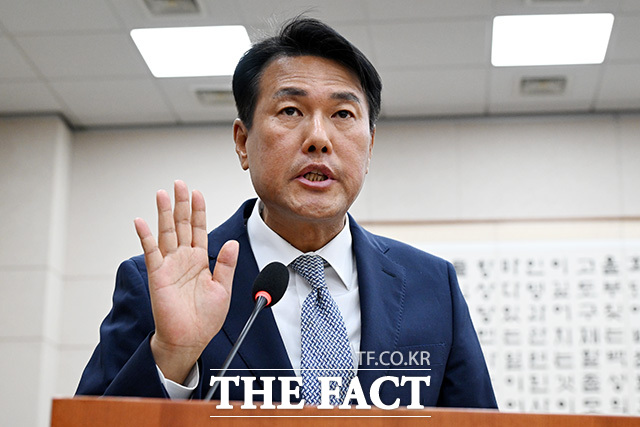 김태효 전 국가안보실 제1차장이 4월 21일 오후 서울 여의도 국회에서 열린 서해 공무원 피격·통계조작·’윤석열 명예훼손’ 허위보도 조작기소 의혹 사건에 대한 청문회에서 선서를 하고 있다./남용희 기자