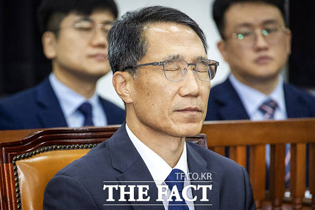 유재성 경찰청장 직무대행이 26일 오전 서울 여의도 국회에서 열린 정보위원회 전체회의에 출석해 회의 시작을 기다리고 있다. /국회사진기자단