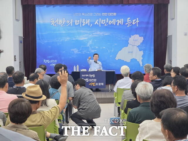 장기수 천안시장이 26일 광덕면 문화센터에서 열린 천안의 미래, 시민에게 듣다 순회 간담회에서 주민 질문자를 지정하고 있다. /정효기 기자