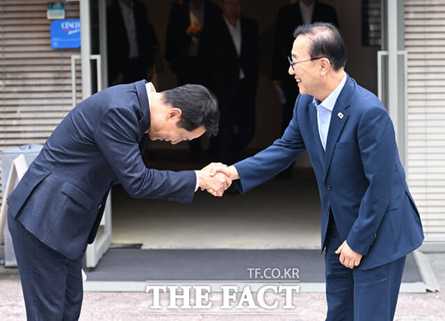 김윤덕 국토교통부 장관(오른쪽)과 오세훈 서울시장이 26일 오전 서울 중구 달개비에서 주택공급 관련 2차 회동을 마친 뒤 악수하고 있다. /이새롬 기자