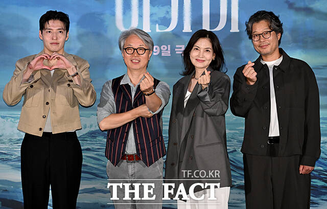 안재훈 감독(왼쪽 네 번째)이 26일 오후 서울 용산구 CGV 용산 아이파크몰에서 열린 영화 '아가미' 언론배급시사회 및 기자간담회에 참석해 취재진의 질문에 답하던 중 웃음을 터뜨리고 있다. 왼쪽부터 배우 김선영, 유재명, 강하늘, 안 감독. /박상민 기자