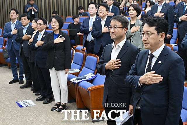 '이진숙 제명, 국민의힘 동참하라' 손피켓 들어보이는 민주당.