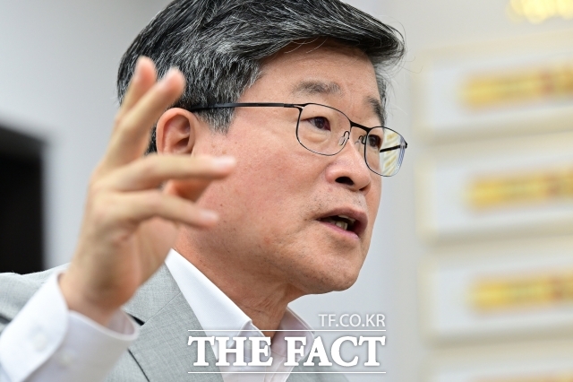 김길성 서울 중구청장이 24일 오후 서울 중구청 집무실에서 더팩트와 인터뷰를 하고 있다. /남윤호 기자