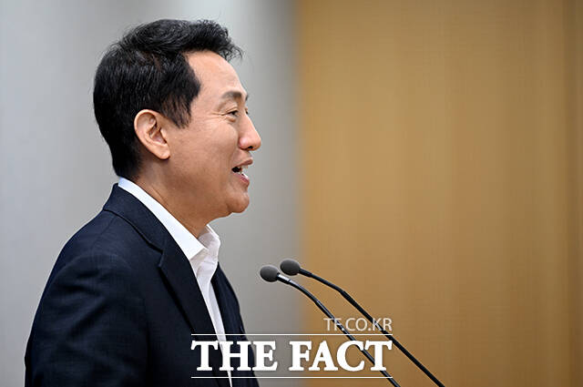 오세훈 서울시장이 26일 오전 서울 중구 서울시청 브리핑룸에서 김윤덕 국토교통부 장관과의 주택공급 관련 2차 회동에 대한 입장을 밝히고 있다. /박상민 기자