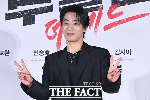 배우 구교환이 26일 오전 서울 광진구 롯데시네마 건대입구에서 열린 영화 ‘부활남: 더 레드’ 제작보고회에 참석해 포즈를 취하고 있다. /서예원 기자