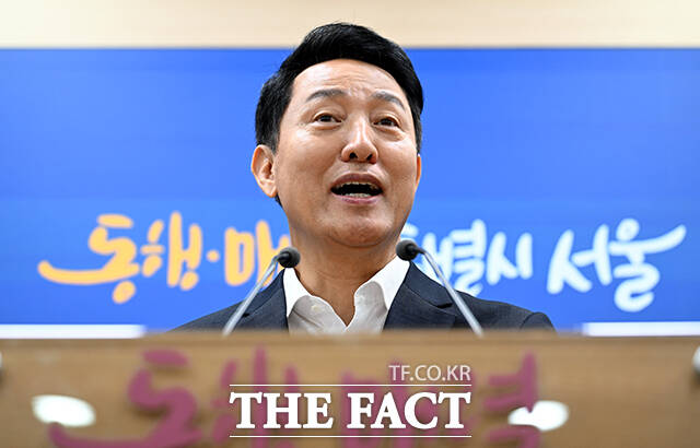 오세훈 서울시장이 26일 오전 서울 중구 서울시청 브리핑룸에서 김윤덕 국토교통부 장관과의 주택공급 관련 2차 회동에 대한 입장을 밝히고 있다. /박상민 기자