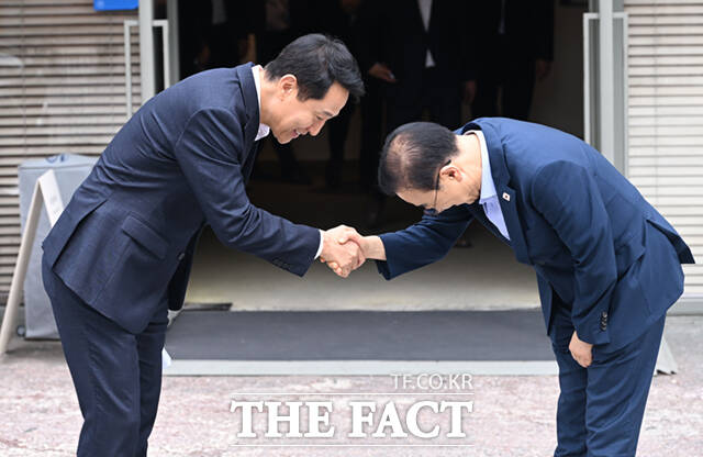 김윤덕 국토교통부 장관(오른쪽)과 오세훈 서울시장이 26일 오전 서울 중구 달개비에서 주택공급 관련 2차 회동을 마친 뒤 악수하고 있다. /이새롬 기자