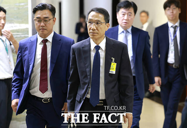 유재성 경찰청장 직무대행이 26일 오전 서울 여의도 국회에서 열린 정보위원회 전체회의에 출석해 회의 시작을 기다리고 있다. /국회사진기자단