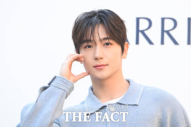 더보이즈 현재가 매니지먼트 시선과 전속계약을 체결했다. 그는 더보이즈 멤버이자 배우 이재현으로서 활발한 활동을 펼칠 예정이다. 사진은 지난 1월 29일 오전 서울 성동구 성수동에서 열린 ‘배리 2026 SS 컬렉션 론칭 기념 포토 이벤트’에 참석해 포즈를 취하고 있는 모습. /서예원 기자