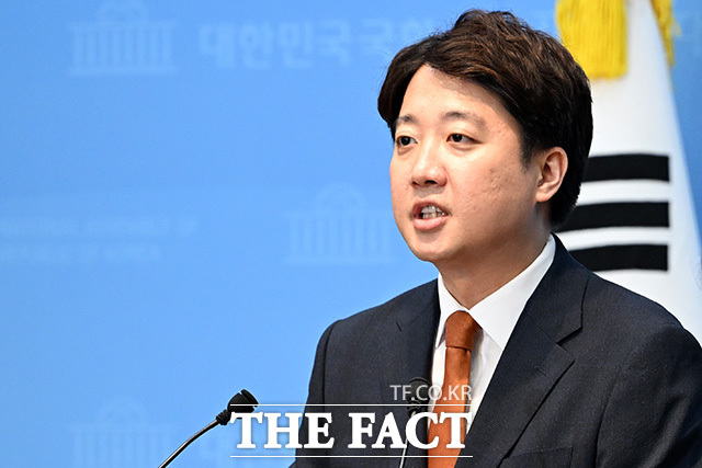 이준석 개혁신당 대표가 26일 오전 서울 여의도 국회 소통관에서 당대표 사퇴 관련 기자회견을 열고 입장을 밝히고 있다. /국회=남용희 기자
